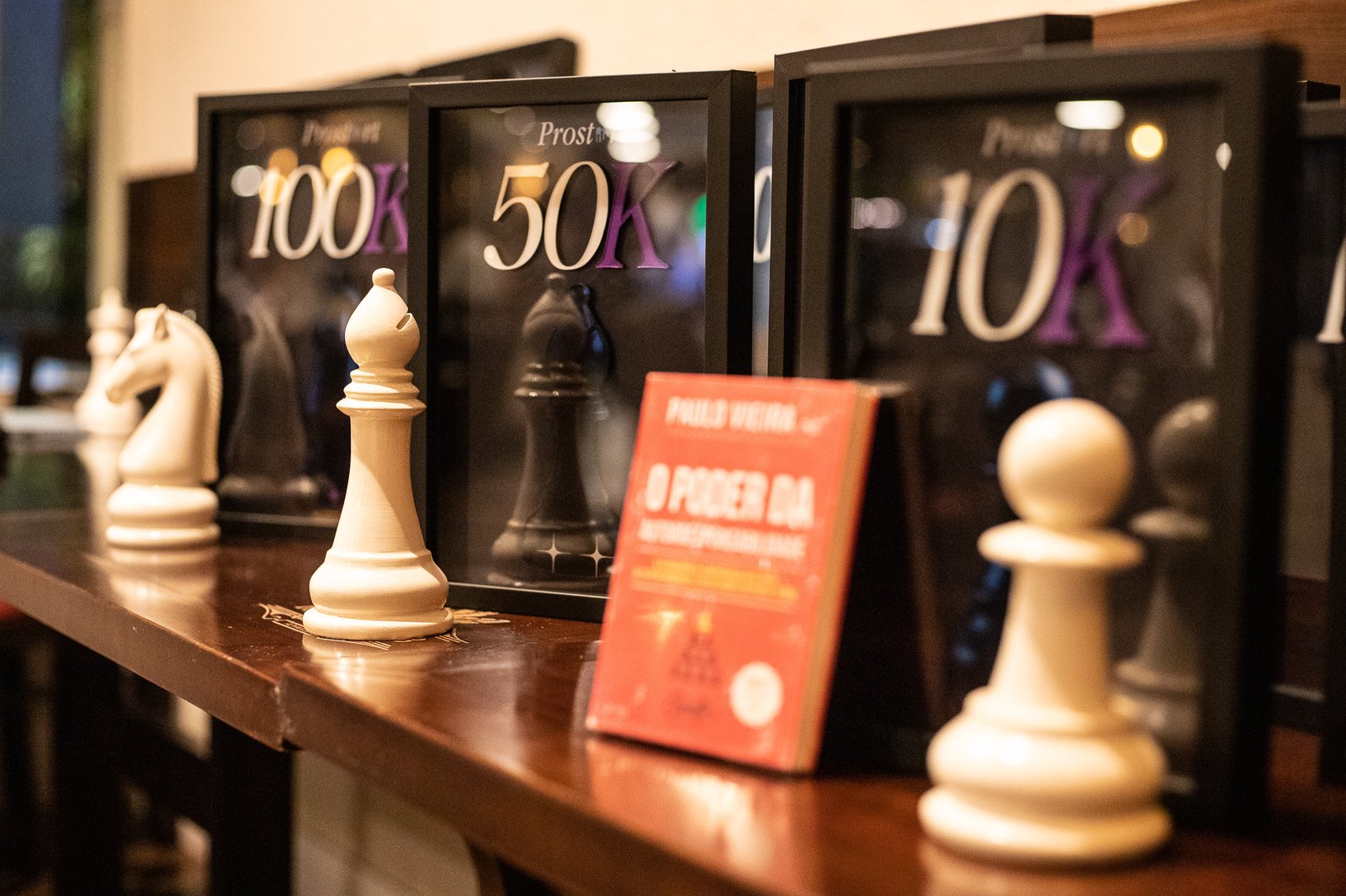 Placas de conquista ProStart - 10K, 50K, 100K com peças de xadrez do Método CHESS